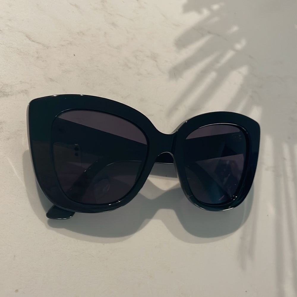Gucci Sunglasses - black w/ gold logo
